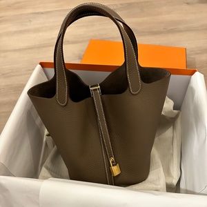 Hermes pitcotin 22 etoupe gold hardware